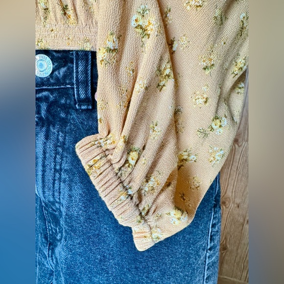 🔴Women’s American Eagle Smocked Peasant Crop Top Quarter Sleeve Yellow Floral M - Picture 5 of 8